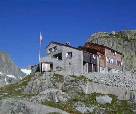 Aussenansicht auf die Bächlitalhütte im Berner Oberland