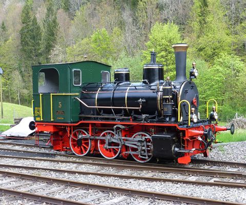 Vue sur une belle ancienne locomotive à vapeur à l'arrêt Schnaaggi Schaaggi