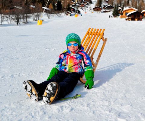Kinder haben Spass im Winter in Bellwald