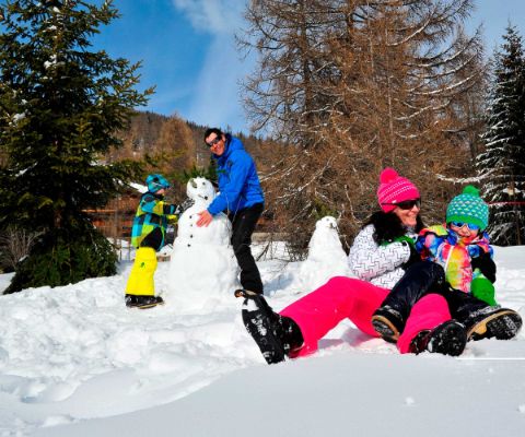 Familie geniesst das Skigebiet Bellwald