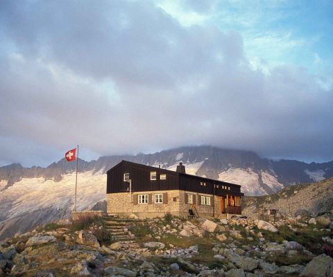 Die Bergseehütte SAC vor einem Berg- und Gletscherpanorama