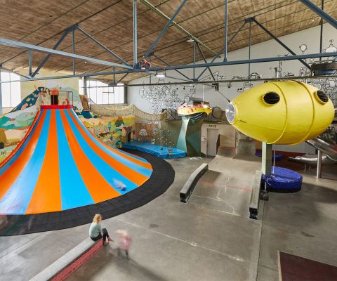 Ansicht von oben auf das Bimano Kids in Bern, mit dem Rutsch-Vulkan und einem hängenden U-Boot