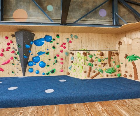 Bimano Kids Innenansicht mit der Kinderkletterwand im Spielplatz