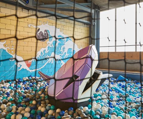 Das Bällebad für die Kleinsten, mit einem riesigen Hai, im Bimano Kids in Bern