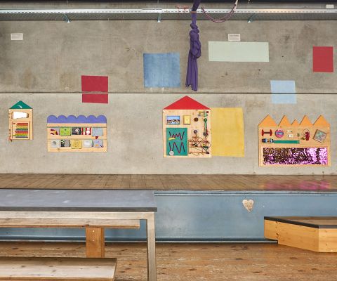Ansicht auf eine Wand im Bimano Kids mit mehreren Motorikboards für kleinere Kinder