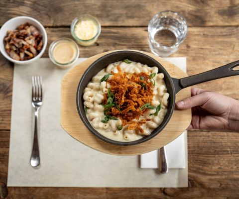 Une table dressée dans la salle à manger de la ferme biologique Burgrain