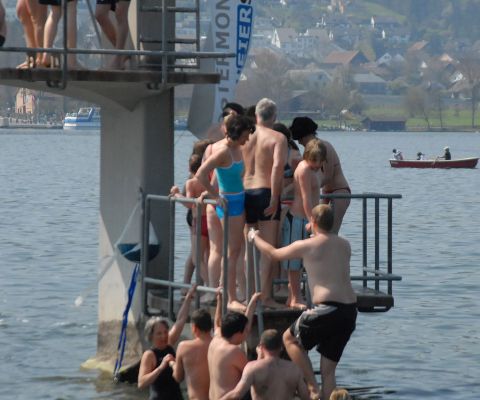Tanti nuotatori salgono sulla piattaforma per tuffi
