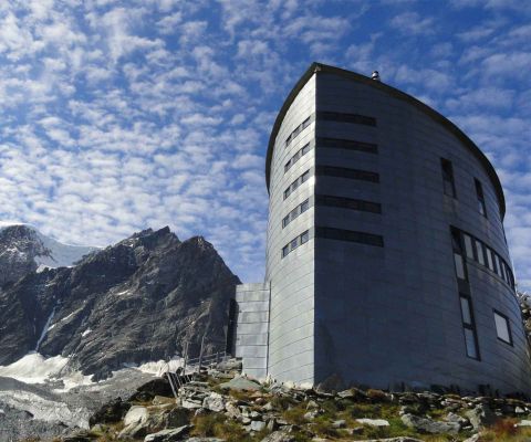 Vue extérieure d’un refuge alpin dans les Alpes valaisannes