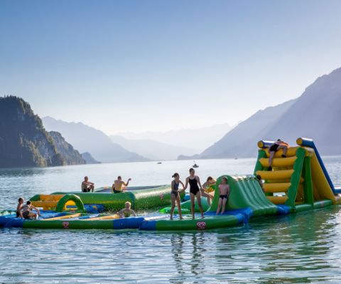 Isola gonfiabile per giochi acquatici sul lago di Brienz