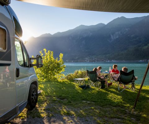Camper en minibus sur les rives du lac de Brienz