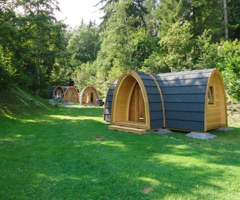 Place ombragée avec petite cabane en  bois, appelée POD