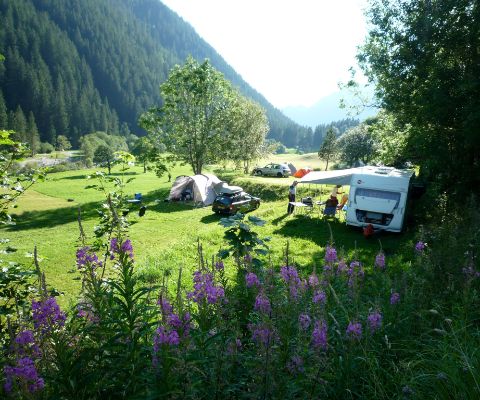 Campeggio idilliaco presso le Dolomiti di Gadmen