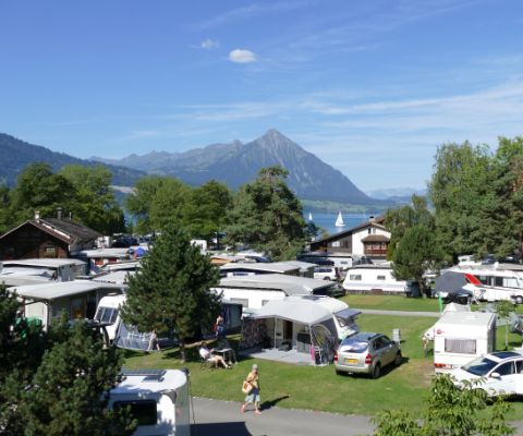 Der Campingplatz ist idyllisch gelegen zwischen Berge und See