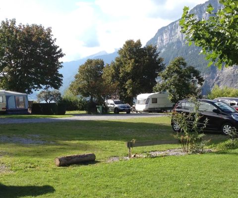 Ansicht vom Campingplatz Murg mit Wohnwagen unter Bäumen