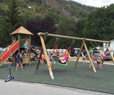 Des enfants s’amusent sur la place de jeux du camping
