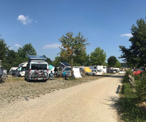 Wohnwagen auf dem Campingplatz Sutz am Bielersee