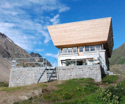 Die SAC-Hütte Capanna Corno Gries mit modernem Holzaufbau