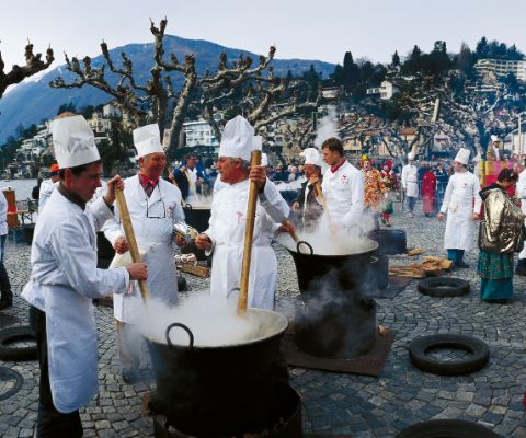 Köche rühren die Risotto-Töpfen am Carnevale in Ascona
