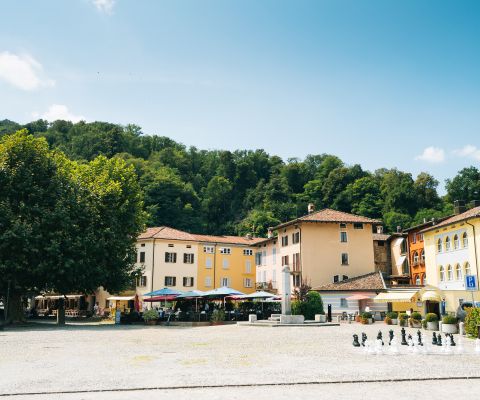 Place du village à Caslano près de Lugano