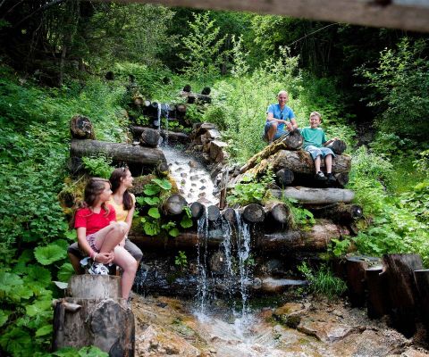 Familie an einem Wasserfall