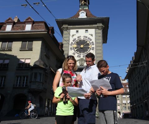 Familie auf dem Detektiv-Trail in Bern