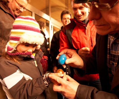 Enfants accompagné d’un homme âgé au «taper de l’œuf» sur la Kornhausplatz à Berne