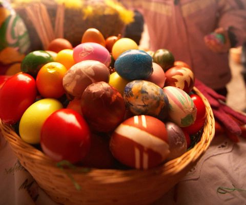 Corbeille remplie d’œufs de Pâques colorés