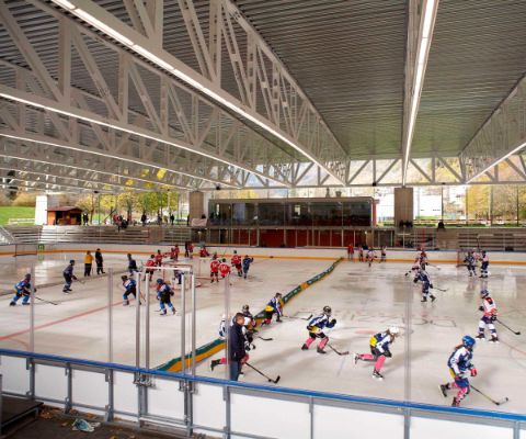 Eishockey spielen in der überdachten Eisbahn in Faido 