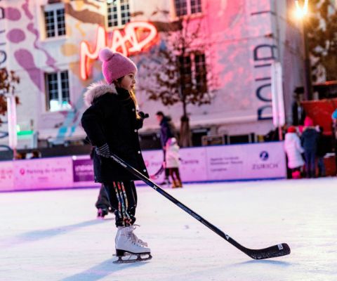 Ambiance de Noël colorée à la patinoire de Lausanne