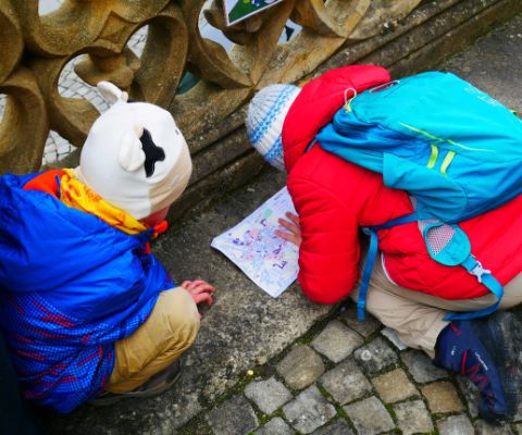 Kinder lösen das Osterrätsel in Estavayer-le-Lac