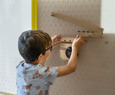 Bambino esegue un esperimento all'Exploracentre di Ginevra