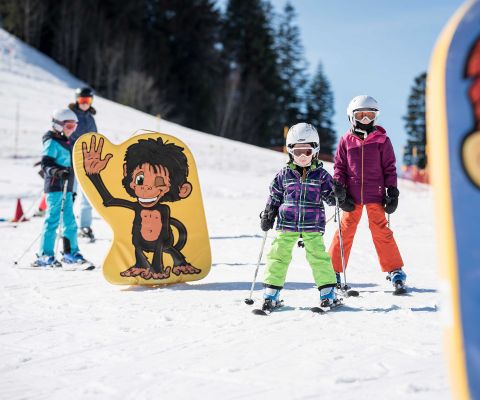 Familie am Skifahren im Skigebiet Sattel-Hochstuckli