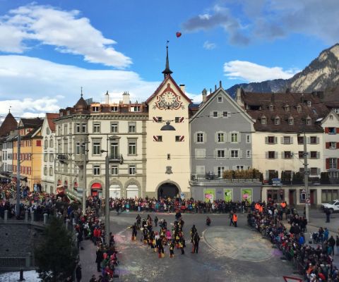 Altstadt von Chur im bunten, fasnächtlichen Treiben