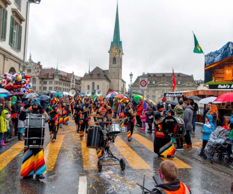 Colorata atmosfera di Carnevale sulle strade di Zurigo