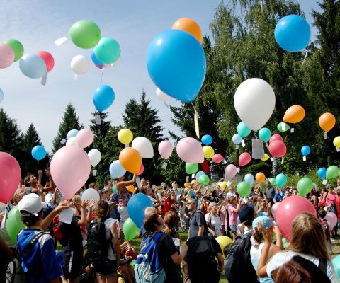 Ballons de baudruche au camp de vacances Milandia du lac de Greifen ​