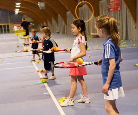 Kinder beim Tennisunterricht im Feriencamp Milandia Greifensee