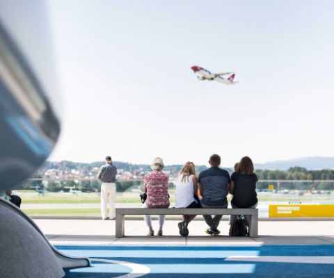 Die Flughafen-Terrasse in Zürich zieht Gross und Klein in den Bann