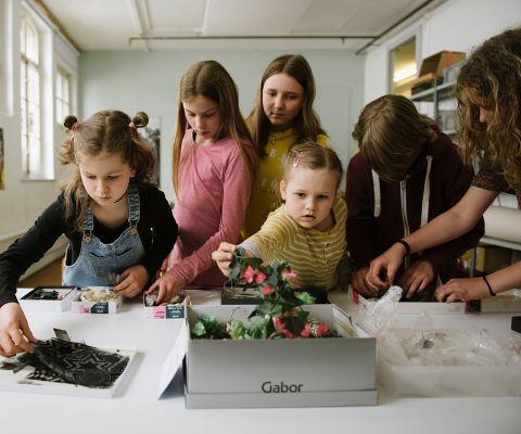 Kinder am Basteln im Fotomuseum Winterthur