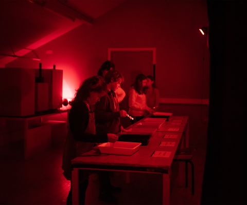 Kinder in der Dunkelkammer des Fotomuseum Winterthur