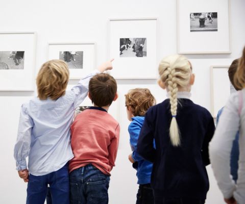 Kinder betrachten Fotografie-Ausstellung in der Fotostiftung Winterthur
