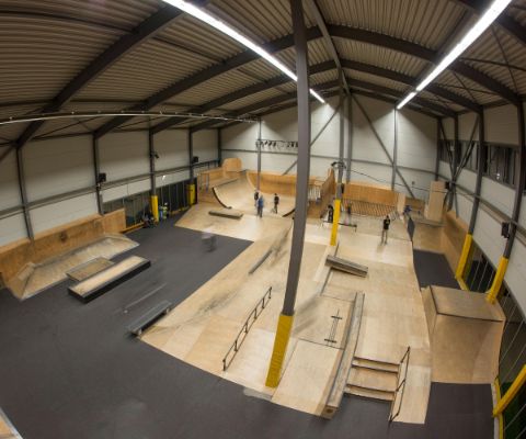 Indoor-Freestyle Halle mit verschiedenen Obstacles aus Holz