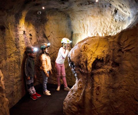 Kinder erforschen eine Höhle im FunPlanet Kids Rennaz