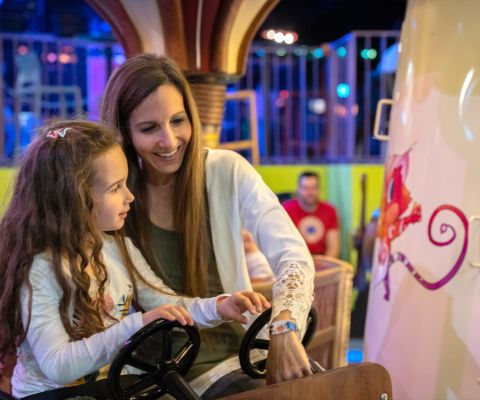 Frau und Mädchen haben Spass im FunPlanet Kids Rennaz