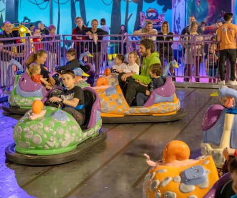 Kinder und Eltern fahren Autoscooter im FunPlanet Kids Rennaz