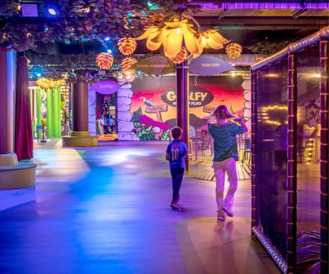 Frau und Junge laufen durch die Anlage des FunPlanet Kids Rennaz