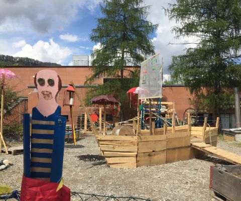Kinderspielplatz mit Holzschiff auf Brache