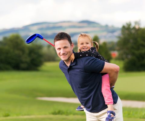 Vater und Tochter spielen Golf
