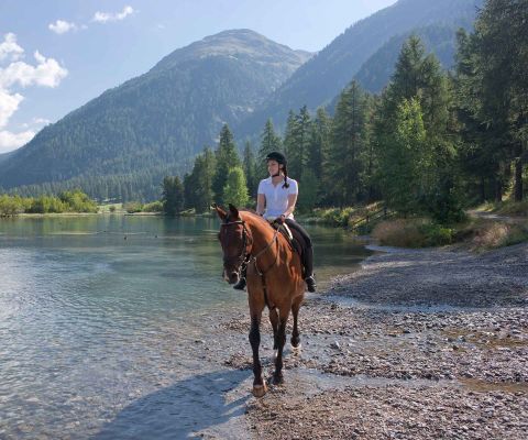 Femme à cheval sur la rive du Lac de Gravatscha