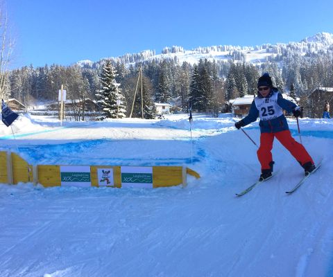 Enfant s’exerçant sur une piste de ski de fond