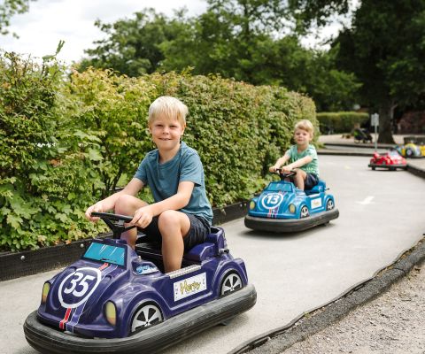 Zwei Jungs fahren mit den «Kids Cars»